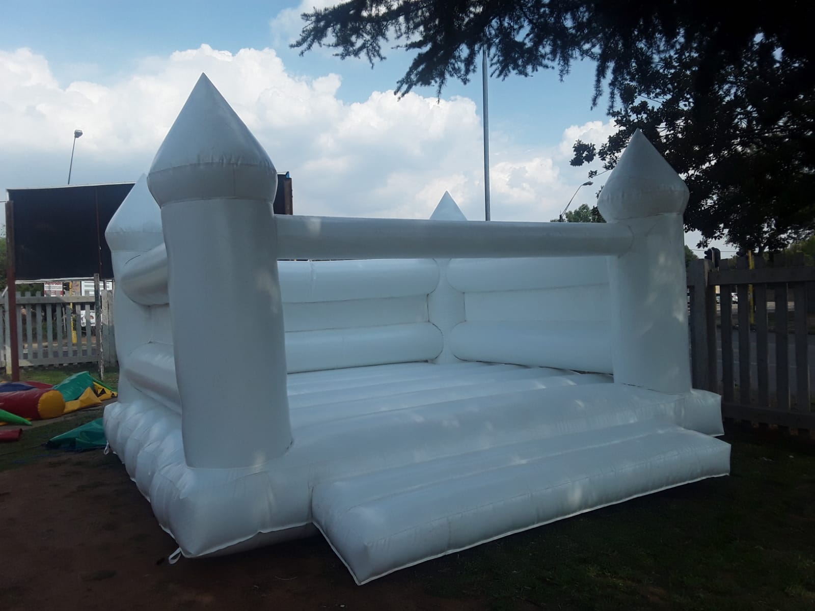 Large-white-jumping-castle-4.5m-x-4.5m